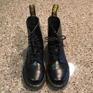 Dr Martens Women’s 1460 smooth in Black size 8 US